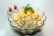 Салат с курицей и ананасами